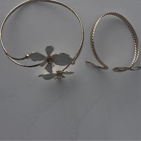 3/20$ Gold Women's Arm Cuffs Tenticle and Floral - Picture 2 of 3
